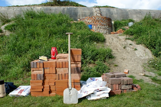 Vrijwilligerswerk bij een bunker in het Landfront.