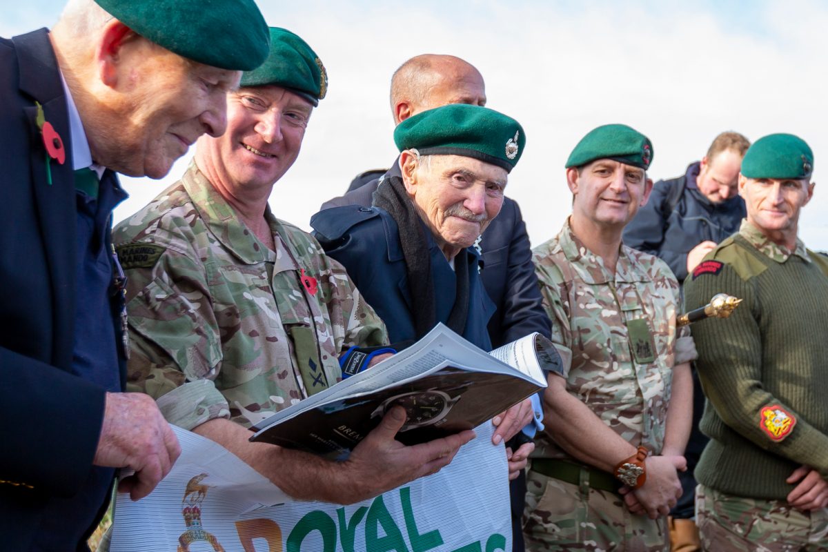 Veteraan Chuck Harris (midden) van 47 Royal Marine Commando