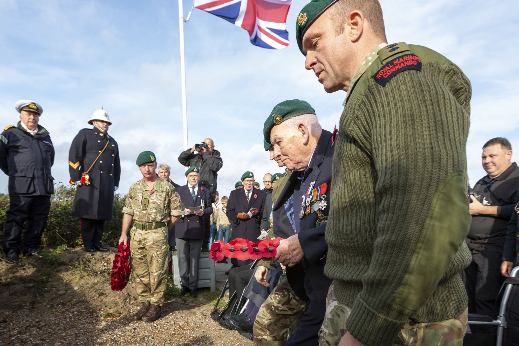 Commando Mark Packer legt een krans bij het 47RM Commando-monument bij Dishoek.